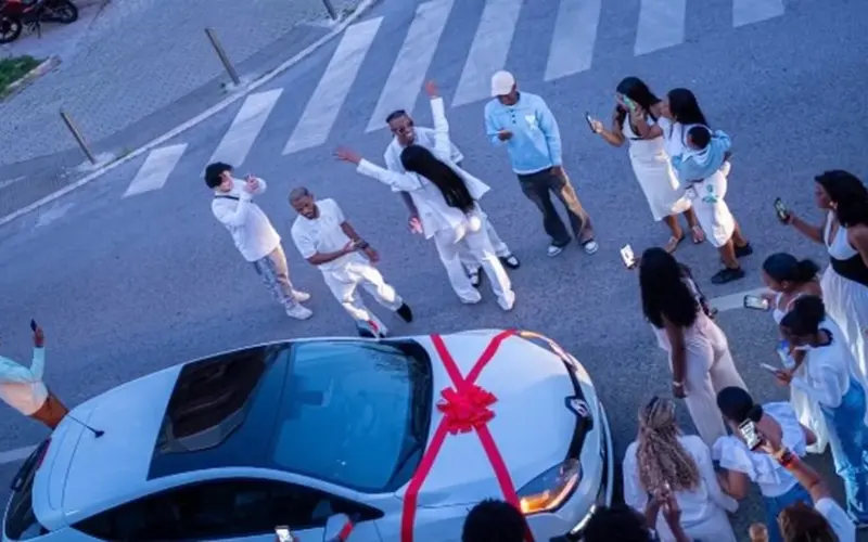 شيكو بانزا يفاجئ زوجته بهدية خاصة احتفالًا بحملها في طفله